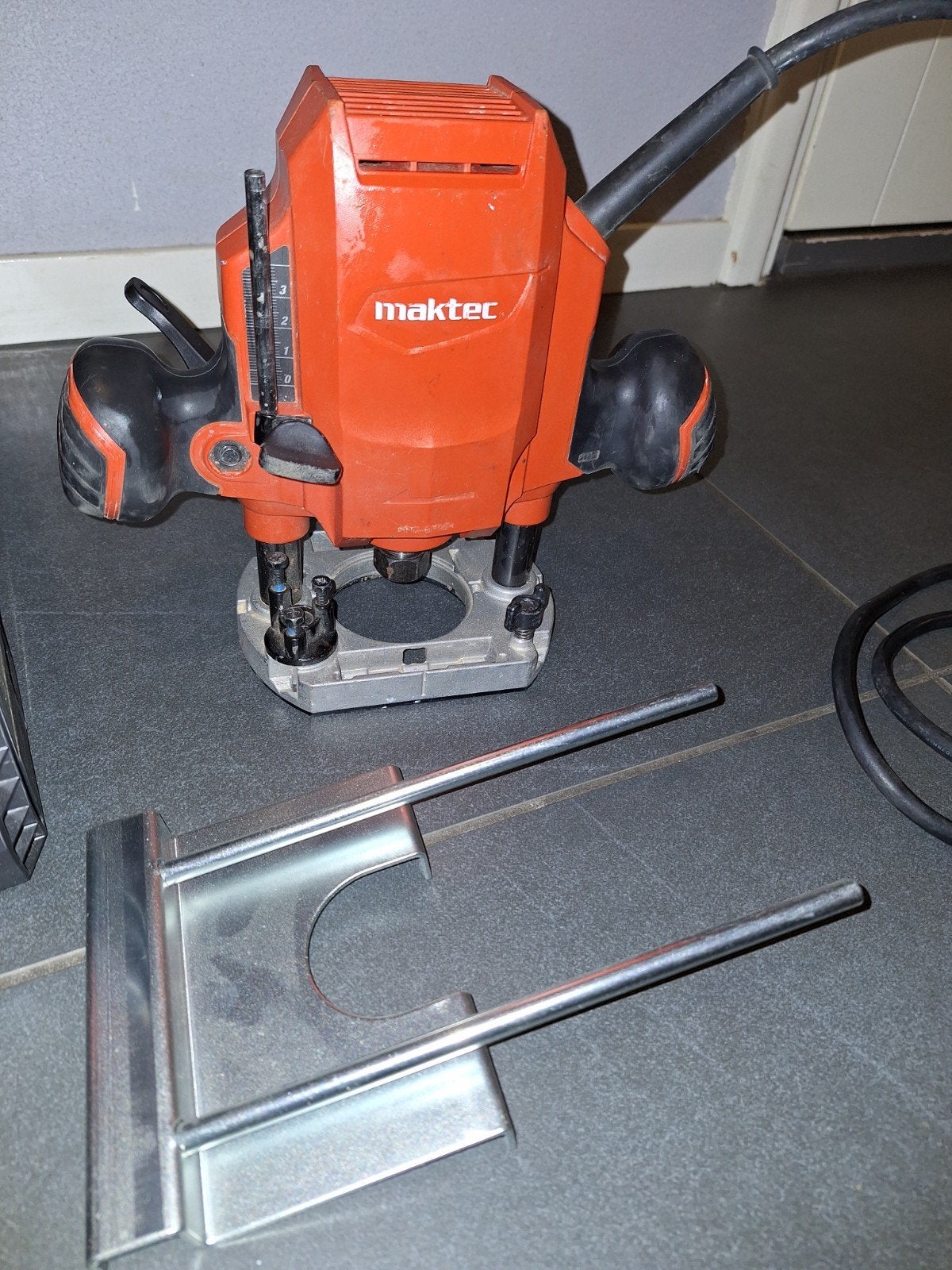 Maktec / Makita bovenfrees 900 Watt in koffer, Doe-het-zelf en Verbouw, Gereedschap | Freesmachines, Ophalen of Verzenden, Elektrisch