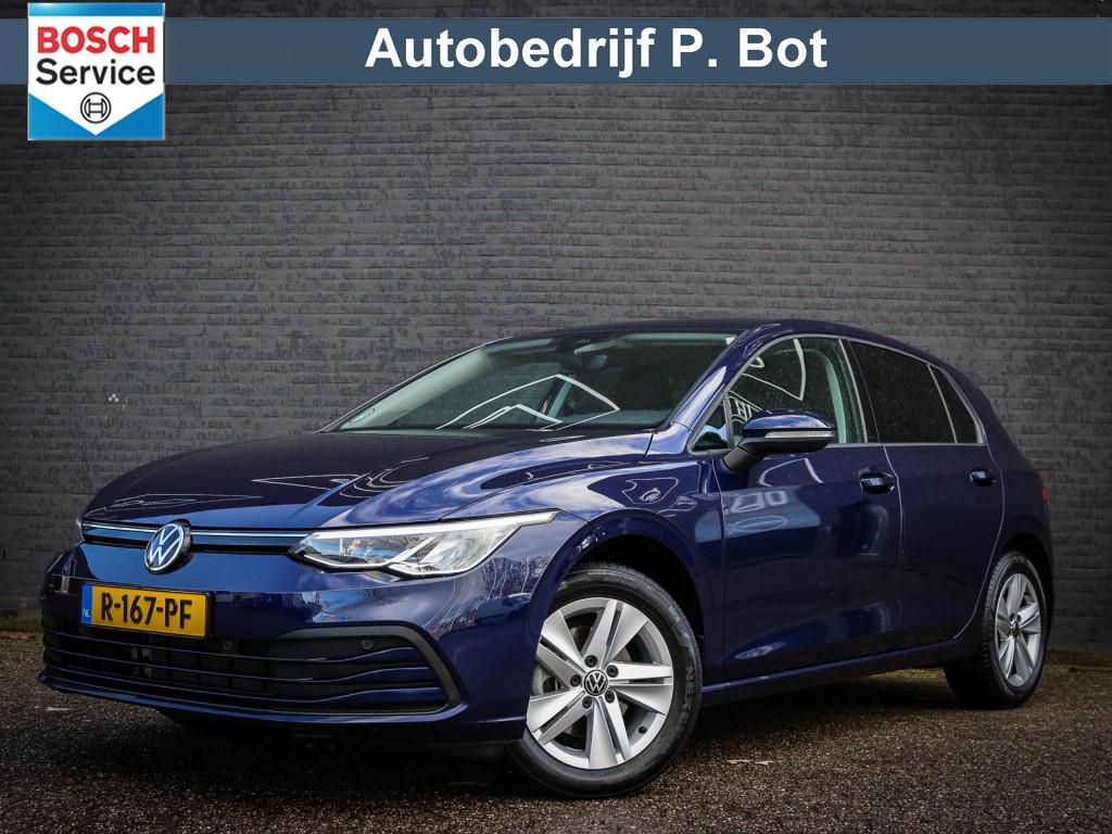 Volkswagen Golf 1.5 eTSI Life Business van 26.950 v. 23.950,, Stof, Zwart, 4 cilinders, Blauw