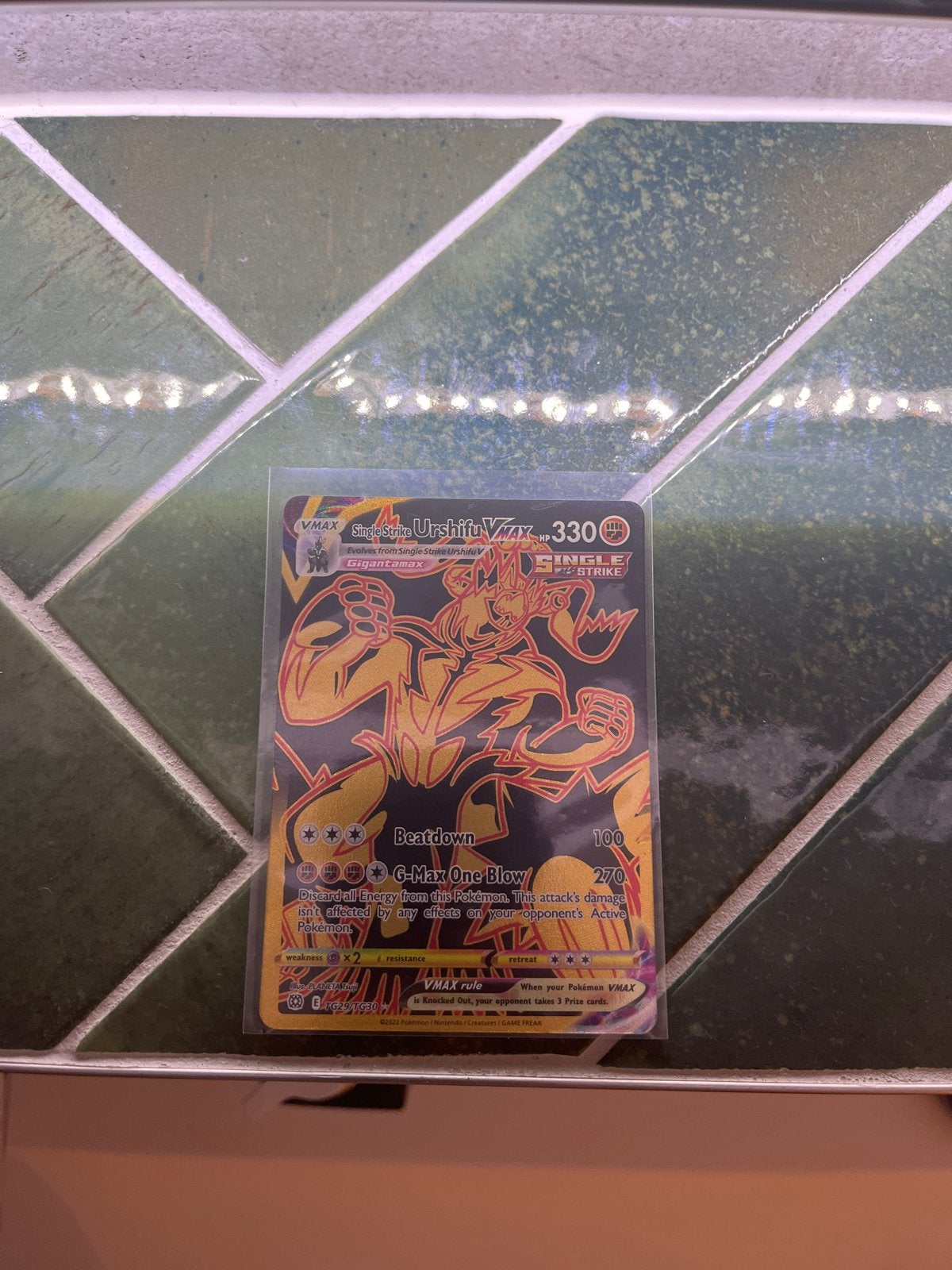 Urshifu VMAX Pokémon Kaart - Single Strike Glimmerend, Ophalen of Verzenden, Zo goed als nieuw, Losse kaart, Foil