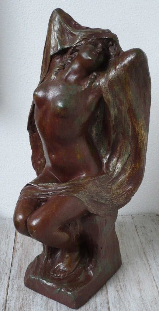Art nouveau beeld van een zittende, naakte vrouwfiguur, Handgemaakt, Art nouveau, Overige materialen, Beeld