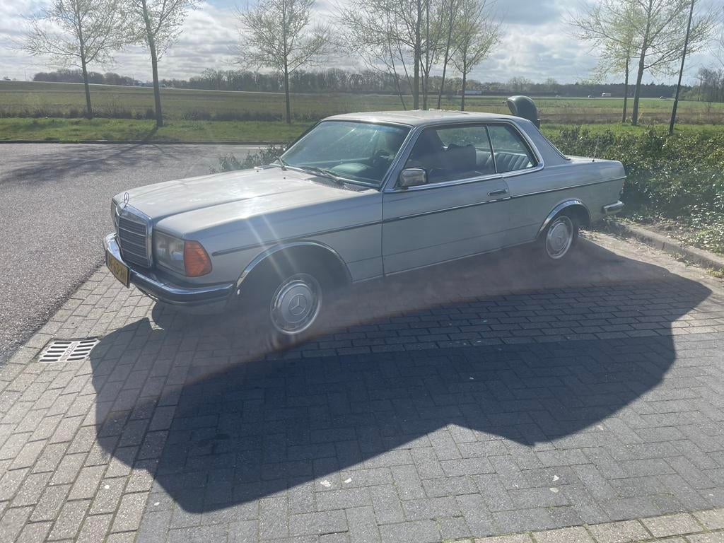 Mercedes-Benz 200-Serie 2.3 230 C 1979 Grijs, Auto's, Mercedes-Benz, Voorwielaandrijving, 4 stoelen, Leder en Stof, 2307 cc