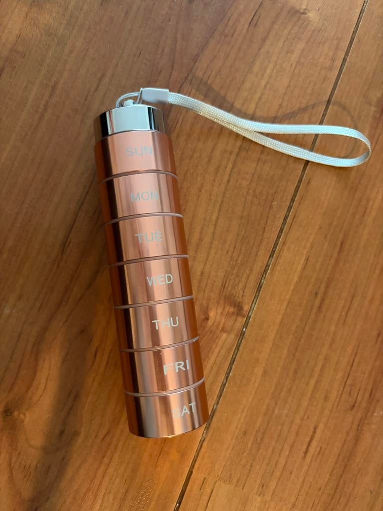 Rose Goud kleur Metalen Pillendoosje - 7 Dagen Organizer, Ophalen of Verzenden, Gebruikt, Overige typen