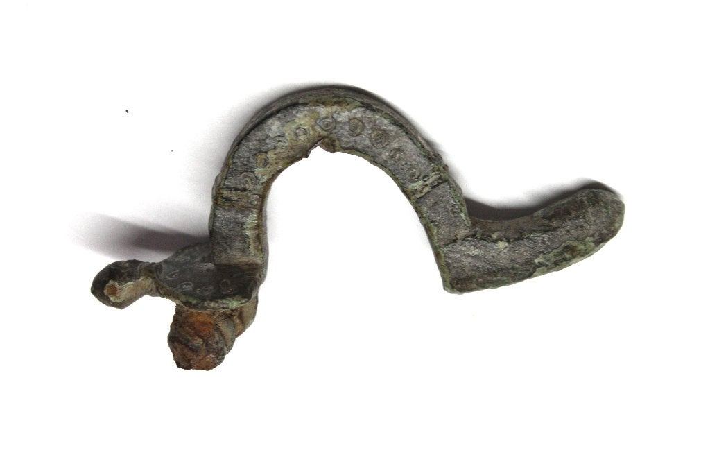Bodemvondst Romeinse beugel fibula met punt cirkels, Ophalen of Verzenden, Brons