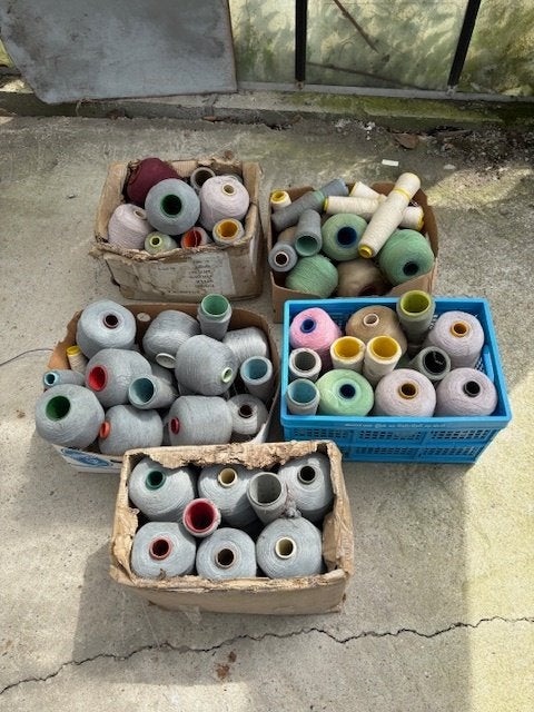 brei en weefgaren op cones, Hobby en Vrije tijd, Ophalen of Verzenden, Zo goed als nieuw, Breien of Haken, Wol of Garen