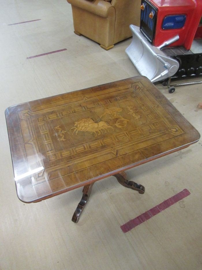 Oer 09509 ANTIEK noten ingelegde Sorento tafel met glasplaat, Ophalen
