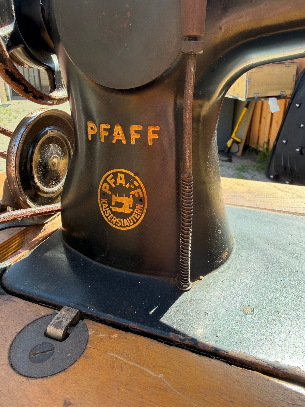 Antieke industriële Pfaff 133-0-34A naaimachine met tafel, Ophalen