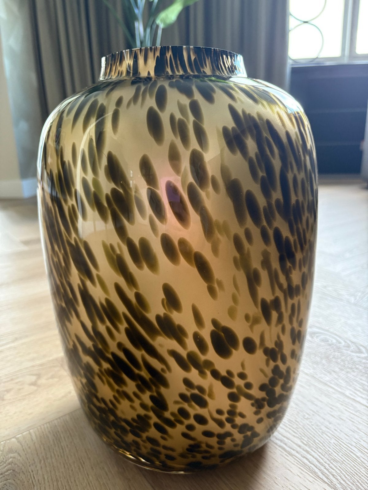 Grote glazen vaas met luipaardprint, Ophalen