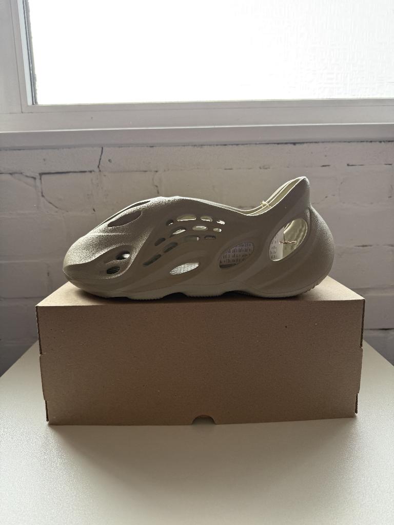 Yeezy Foam RNNR Stone Salt maat 47, Kleding | Heren, Schoenen, Overige kleuren, Nieuw, Ophalen of Verzenden, Sneakers of Gympen