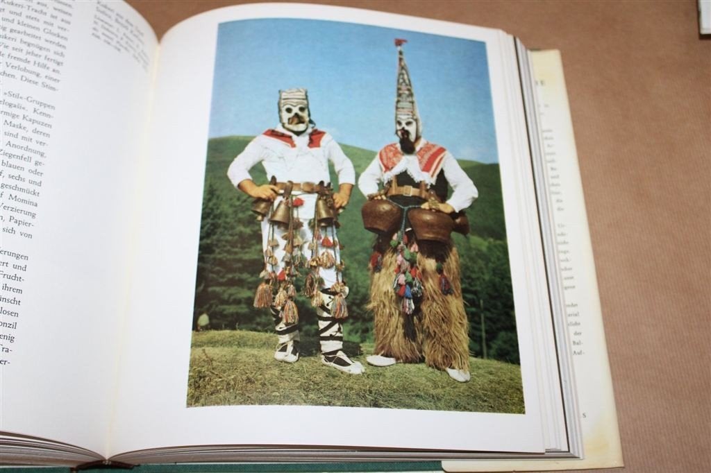 Dik boek over de Bulgaarse volkskunst., Ophalen of Verzenden, Gelezen, Europa