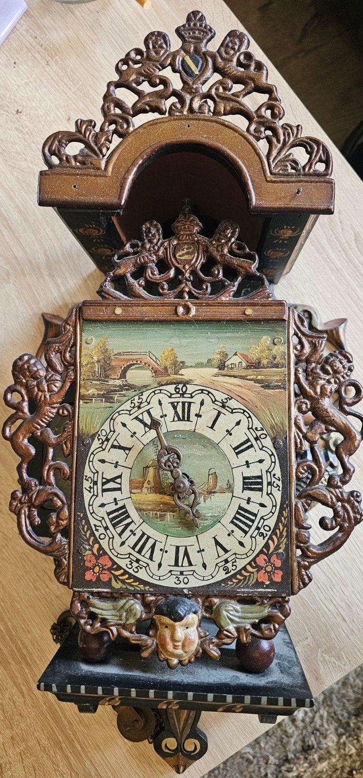 Antieke klok opknapper, Ophalen