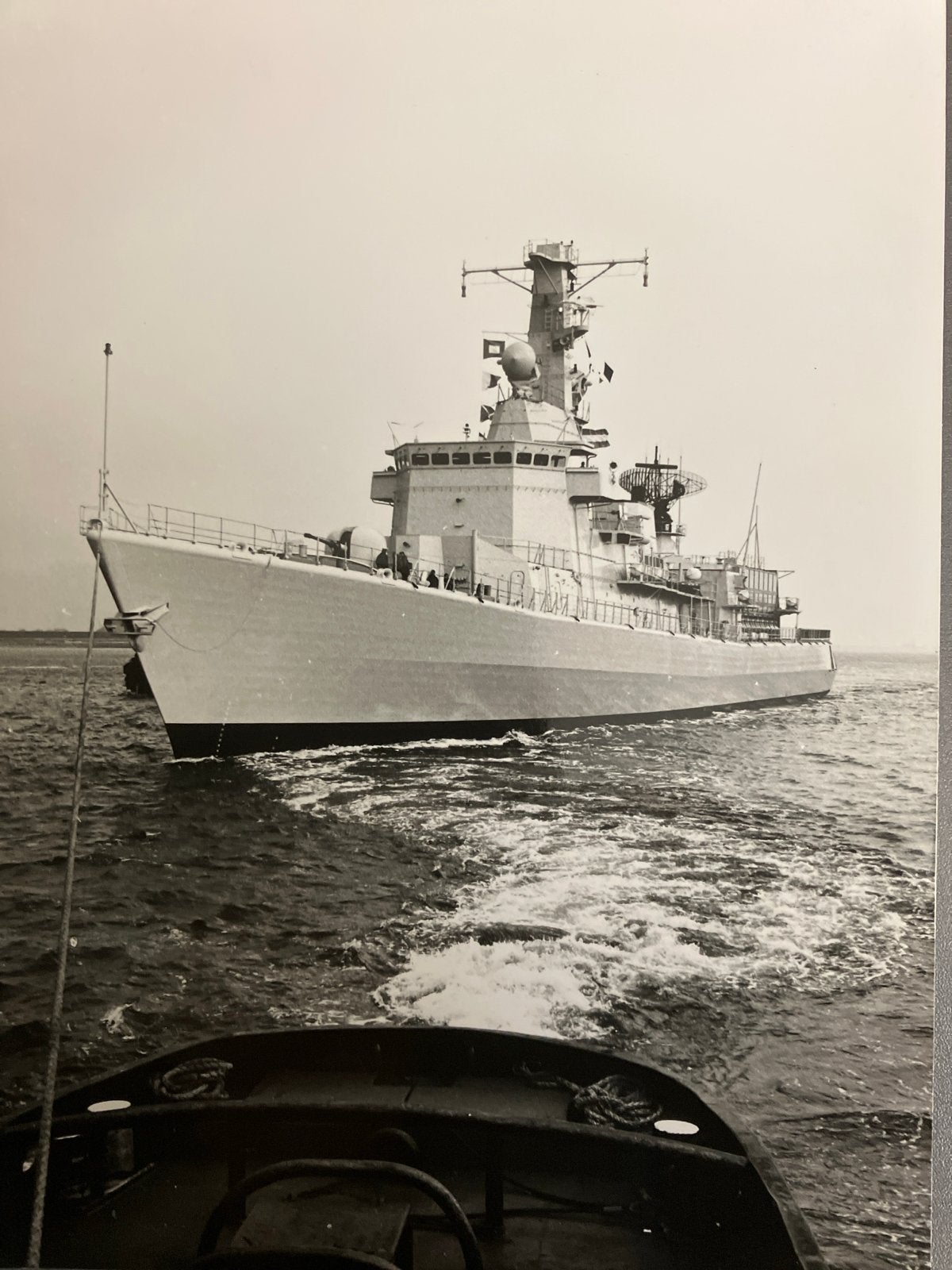 Zwart-wit foto Zr.Ms. Karel Doorman (18x24 cm), Verzamelen, Verzenden, Gebruikt