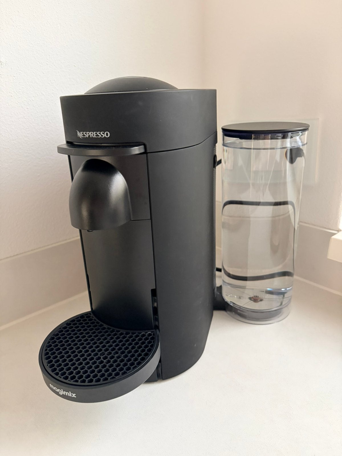 Vrijwel nieuw Nespresso Vertuo Plus Deluxe mat zwart machine, Ophalen, Koffiemachine, Zo goed als nieuw, 4 tot 10 kopjes