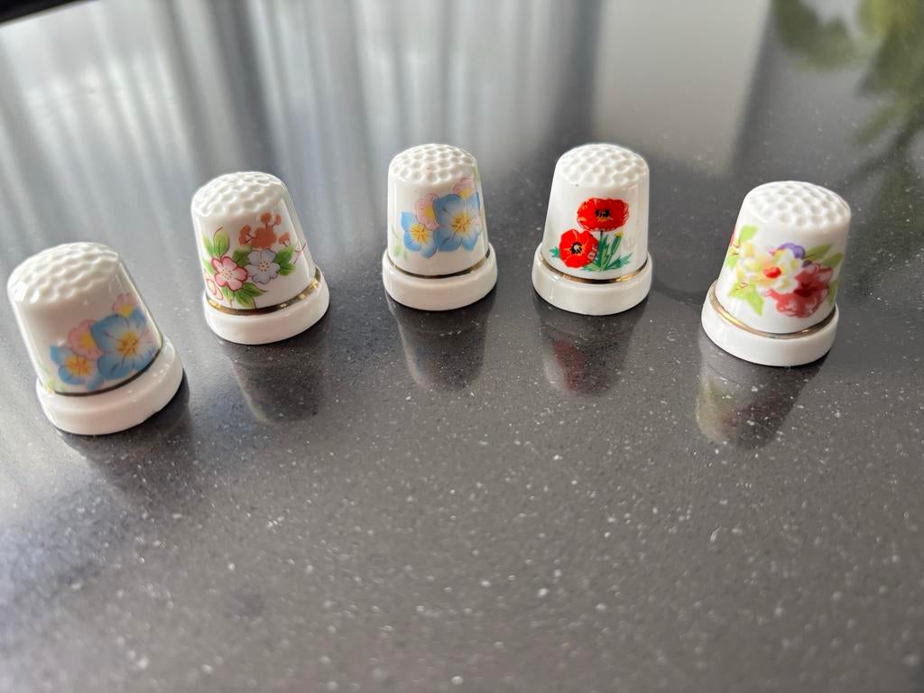 Set van 5 porseleinen vingerhoeden met bloemmotief, Verzamelen, Vingerhoedjes, Ophalen of Verzenden, Zo goed als nieuw, Porselein