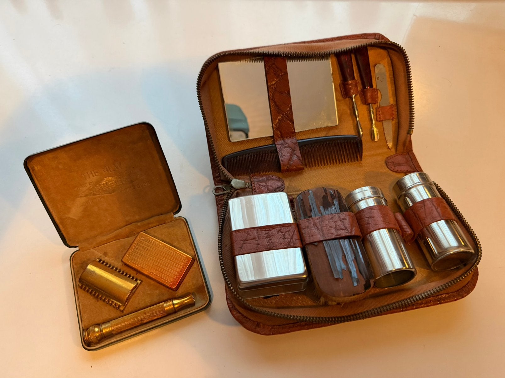 Heren Scheerset & Leren Reistoiletset – 2-delige 20-'40), Verzenden