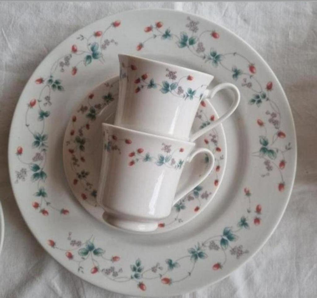 Summer fruit China schalen borden kopjes aardbeien decor, Antiek en Kunst, Antiek | Servies los, Ophalen of Verzenden
