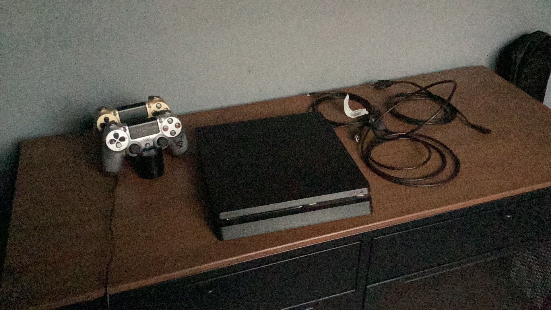 PS4 + 2 controllers met oplaadstation, Ophalen of Verzenden, Gebruikt, Minder dan 25 cm