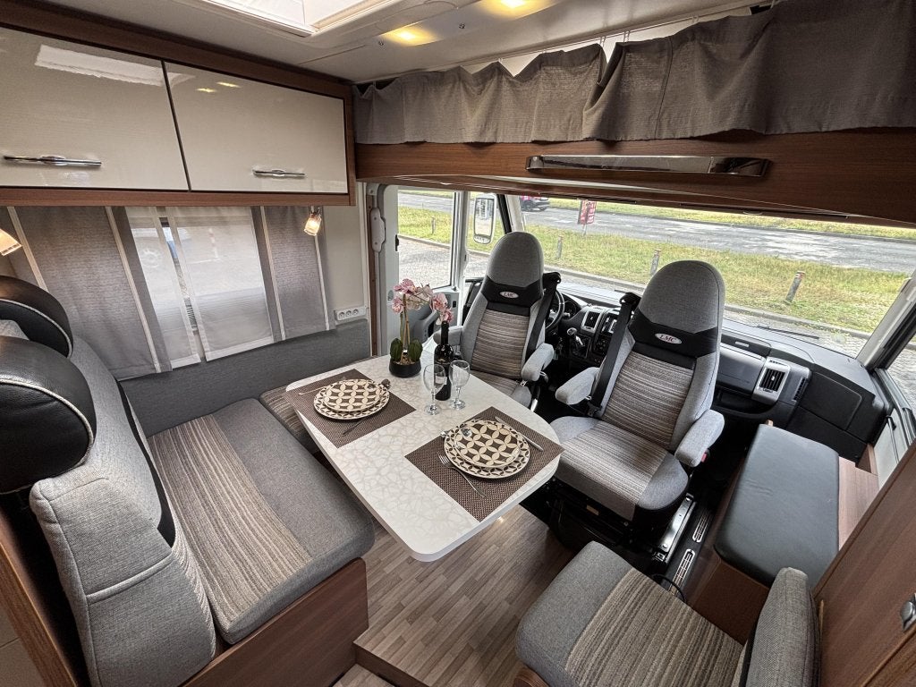 LMC Explorer SportLine 745 QUEENSBED+HEFBED 2X ZONNEPANEEL, Caravans en Kamperen, Integraal, Fiat, 7 tot 8 meter, Bedrijf