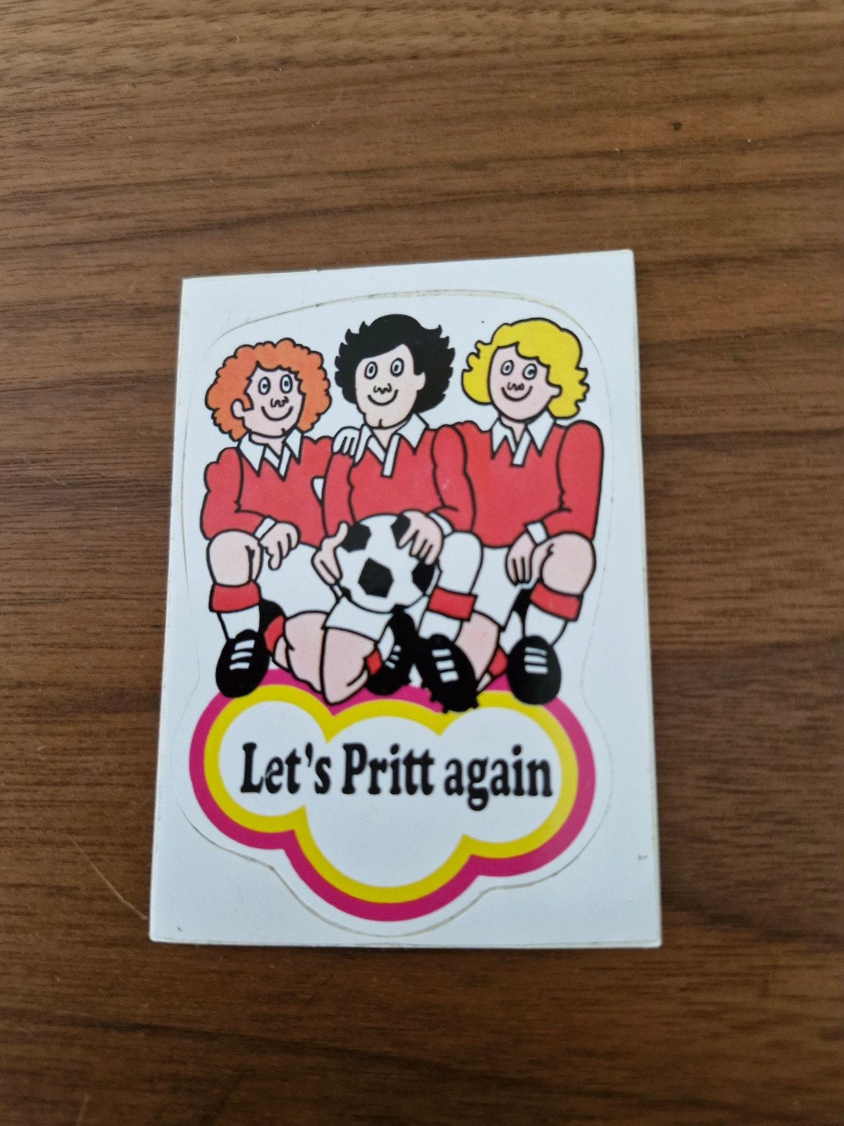 9490 Vintage Pritt sticker 'Let's Pritt again' voetbal, Ophalen of Verzenden, Gebruikt, Sport