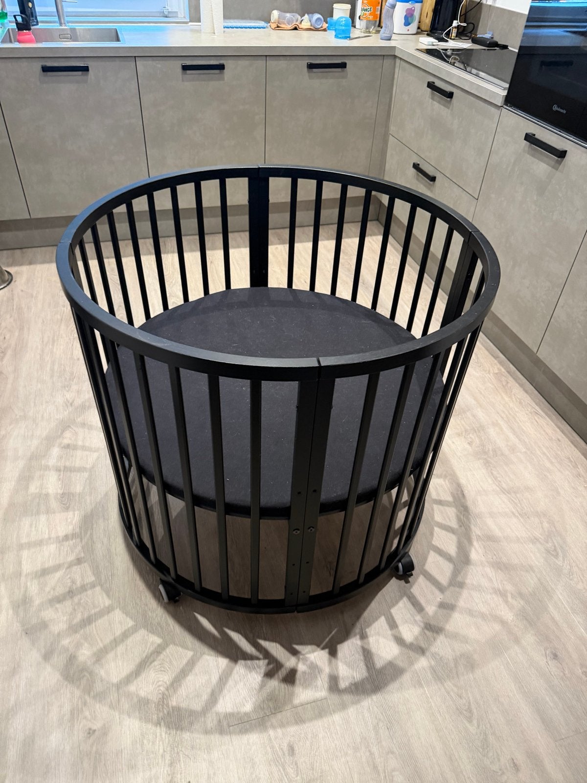 Novi Nooni Ronde Box Zwart Inclusief Boxmatras, Kinderen en Baby's, Boxen, Ophalen, Zo goed als nieuw, Rond, Wieltjes