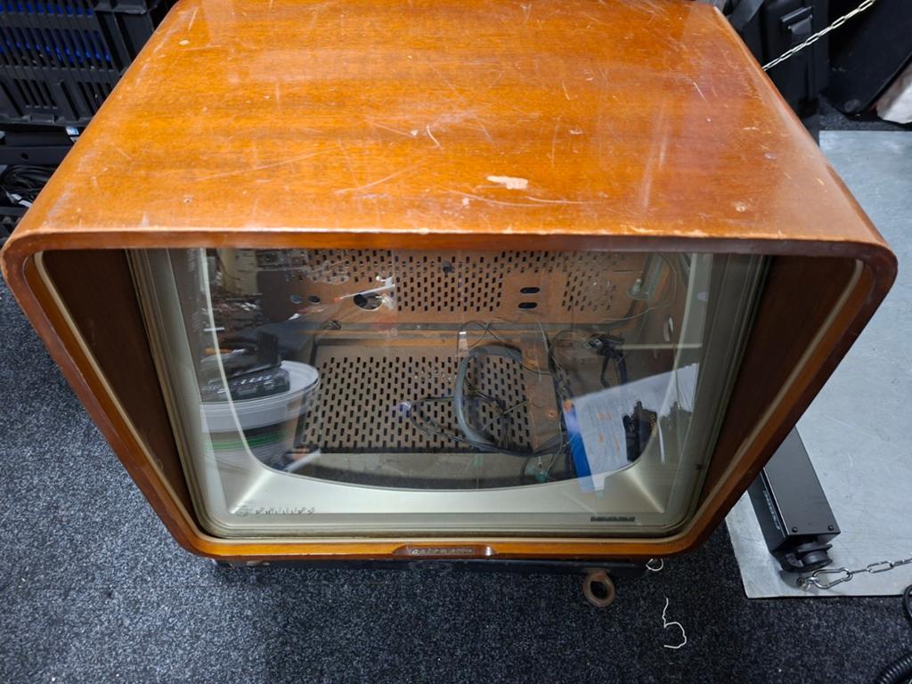 Antieke tv kast, Ophalen