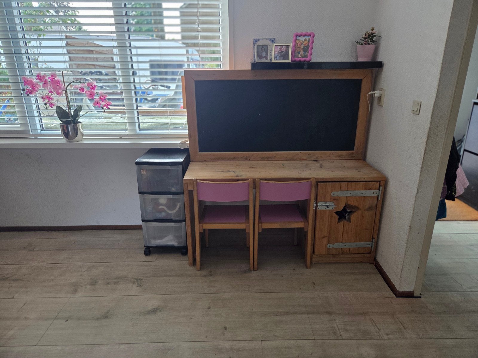 Houten kinderbureau met krijtbord en opbergruimte, Ophalen, Gebruikt