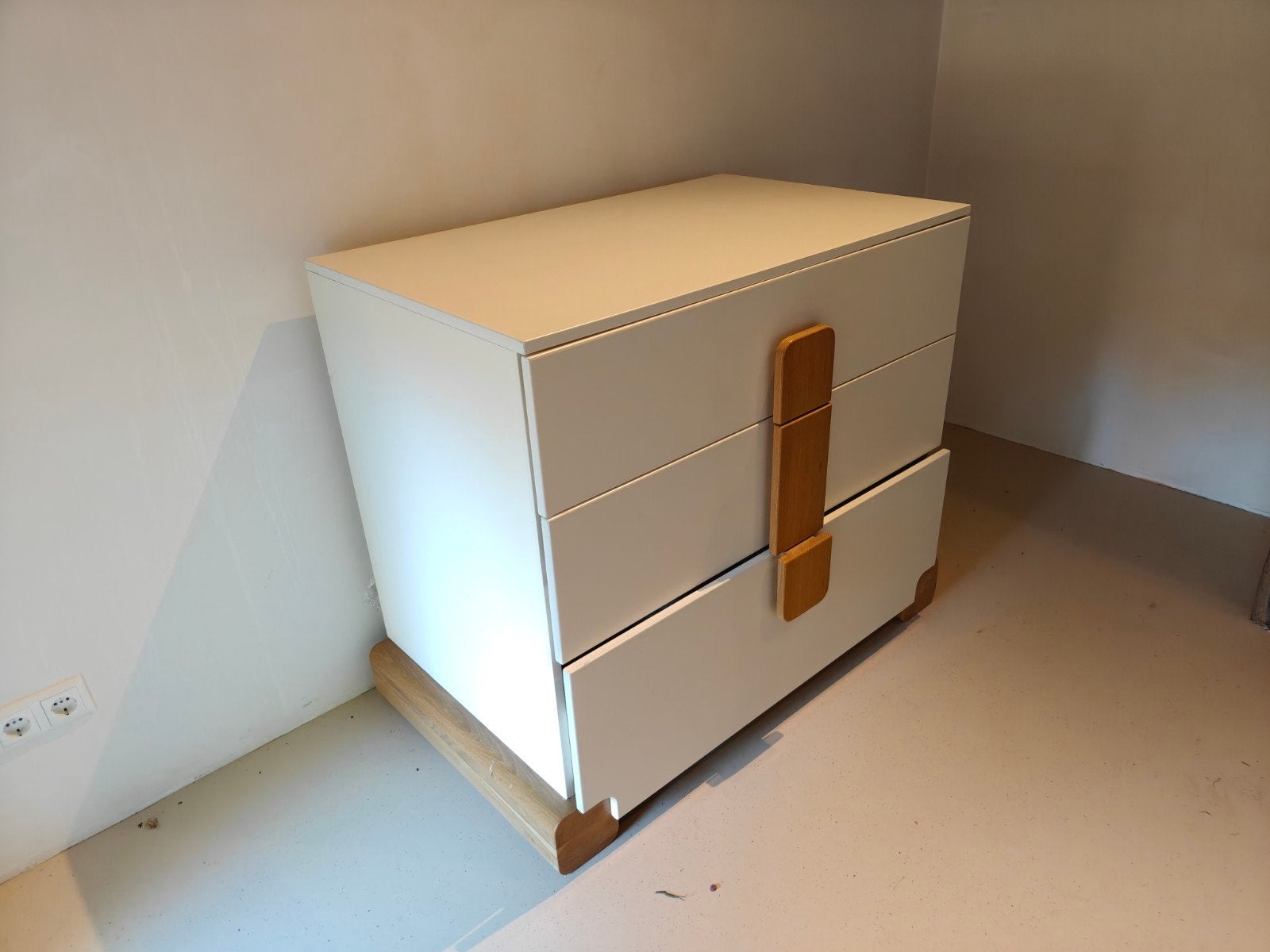 Commode zo goed als nieuw - Wit met houten accenten, Huis en Inrichting, Ophalen, 100 tot 150 cm, Zo goed als nieuw, Minder dan 100 cm