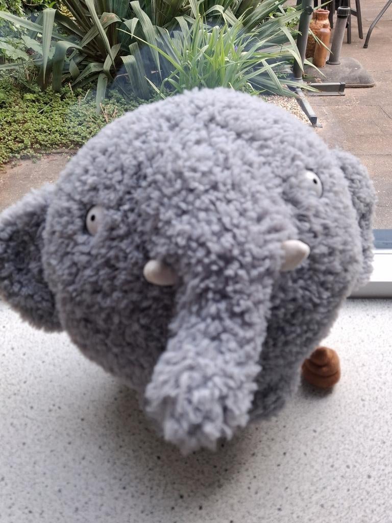 Zacht grijze velours olifant Olli met drolletje mascotte, Grijs, Ophalen of Verzenden, Zo goed als nieuw, Wasbaar