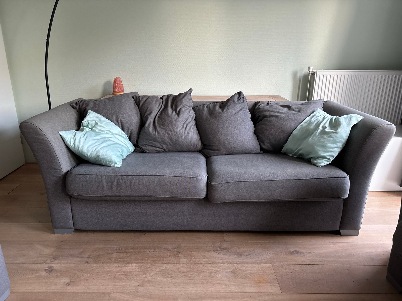 Comfortabele grijze tweezitsbank met kussens, Ophalen, Gebruikt, Tweepersoons, 75 tot 100 cm