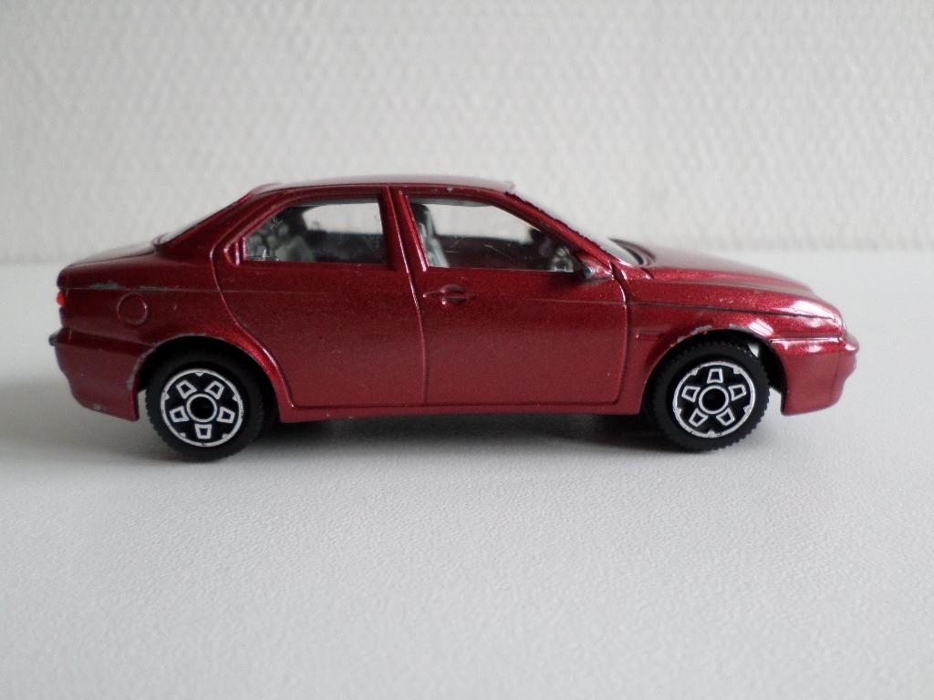 Alfa Romeo 156 metallic bordeaux rood 1:43 Bburago (geen ovp, Ophalen of Verzenden, Gebruikt, Auto, Overige merken