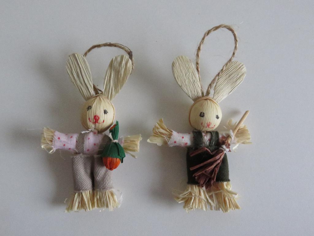 2 Konijntjes, Haasjes, paashazen stro hangertjes, Diversen, Pasen, Ophalen of Verzenden, Zo goed als nieuw