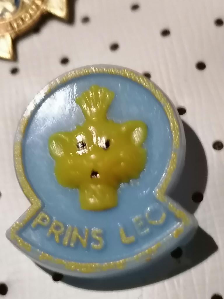 SPELD PRINS  LEO, Ophalen of Verzenden, Gebruikt, Figuurtje, Speldje of Pin