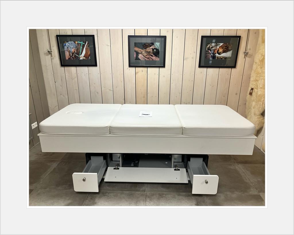 Gharieni : ONTSPAN in Warm kwartszand, lig/massage bank/bed, Ontspanningsmassage
