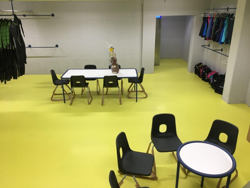 Winkelinrichting tafel, stoelen, display - Exclusief Design, Ophalen