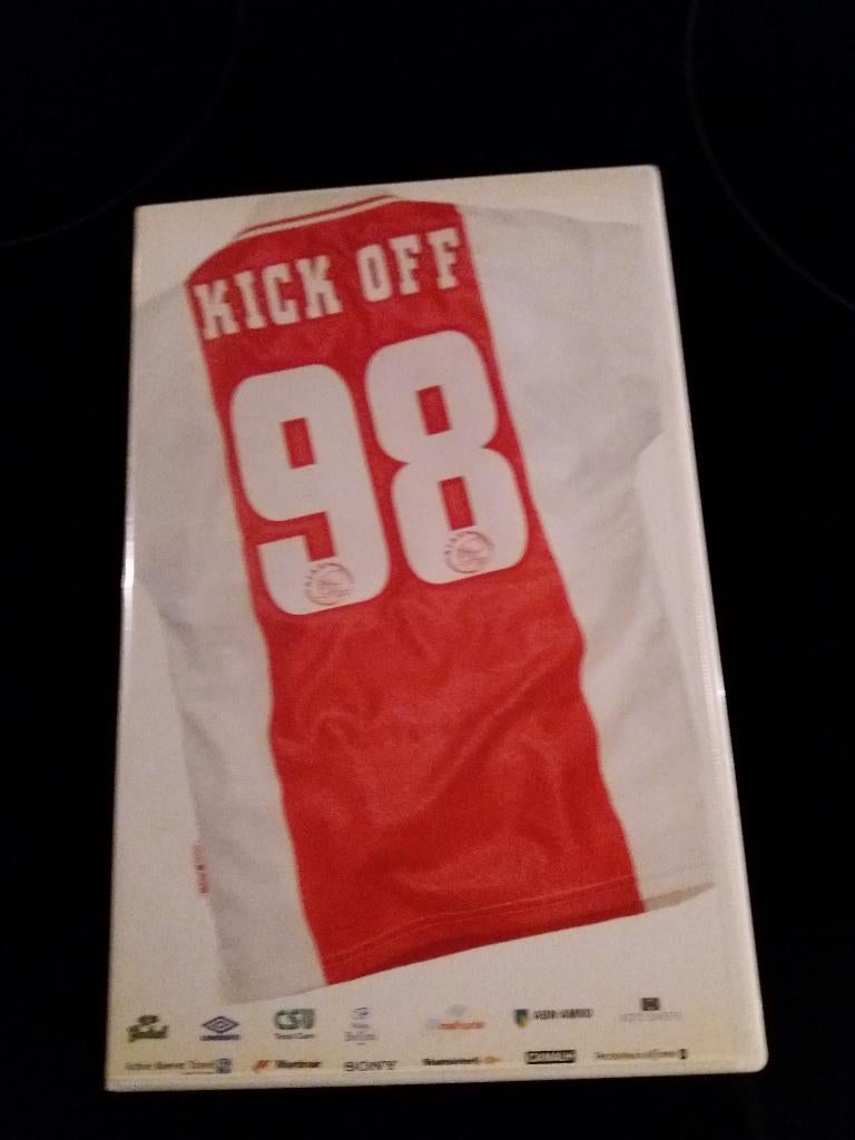 Videoband Kick off voetbal 1998 Ajax Amsterdam, Ophalen, Zo goed als nieuw, Ajax