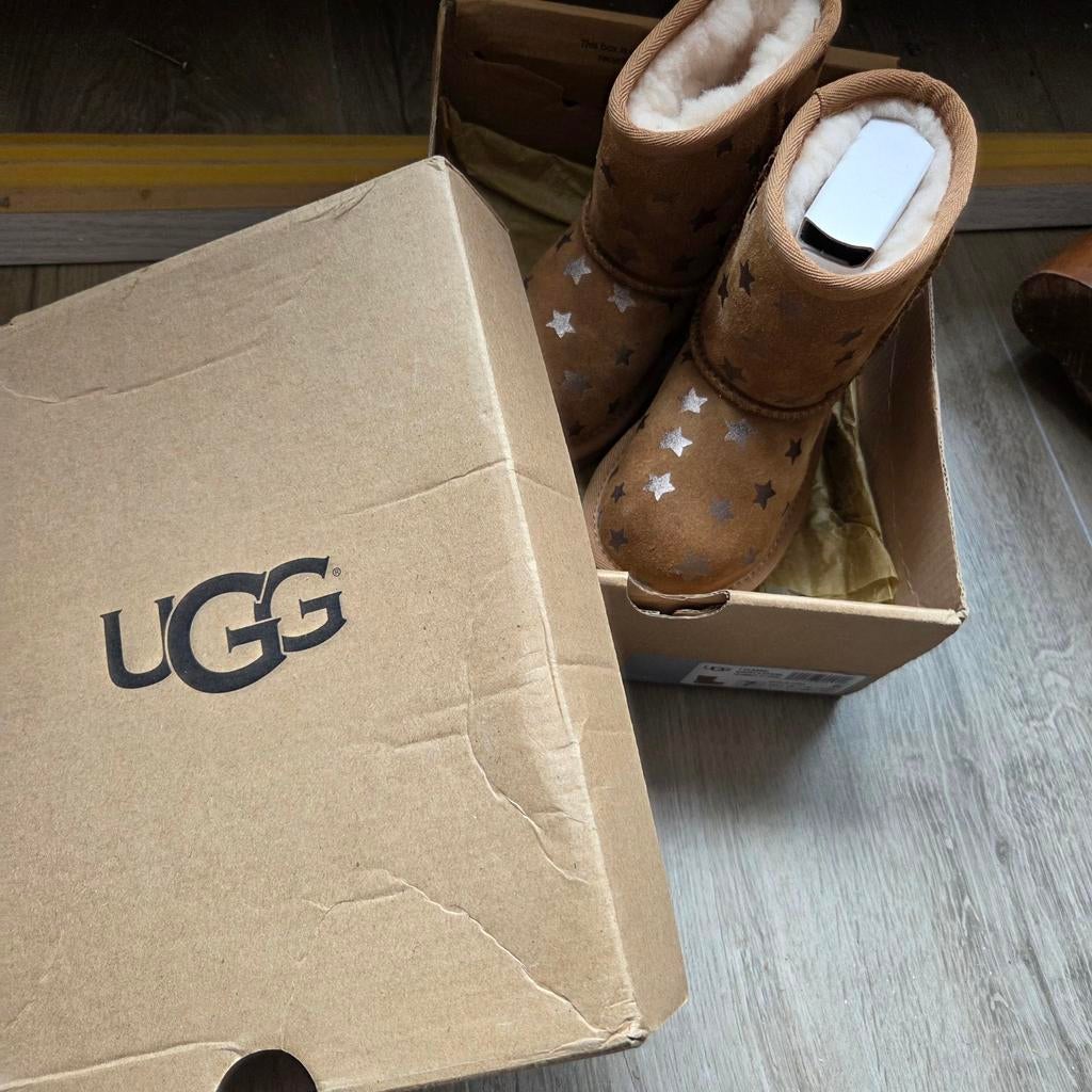 Nieuwe UGG kinderlaarsjes maat 23.5 winterlaars, UGG, Jongetje of Meisje, Laarsjes, Ophalen of Verzenden