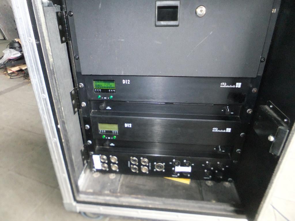 2 x D&B D12 amp in case met lade en aansl. paneel., Ophalen, Gebruikt, 1000 watt of meer, P.A.