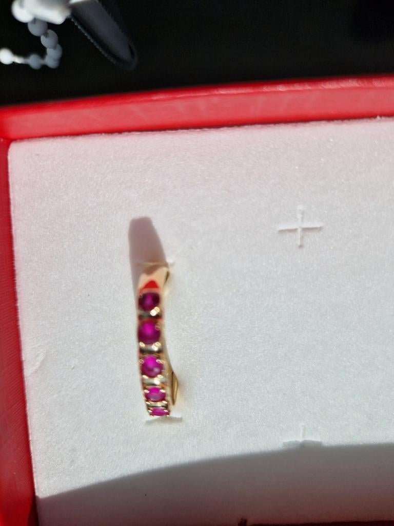 Gouden Damesring met RobijnenInterieur

Sieraden, 18 tot 19, Ophalen of Verzenden, Zo goed als nieuw, Met edelsteen