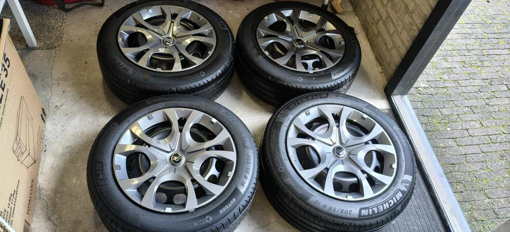 Nieuwe set: Banden, 16” velgen, wieldoppen Citroën C3 (2026), 16 inch, Banden en Velgen, Nieuw, Personenwagen