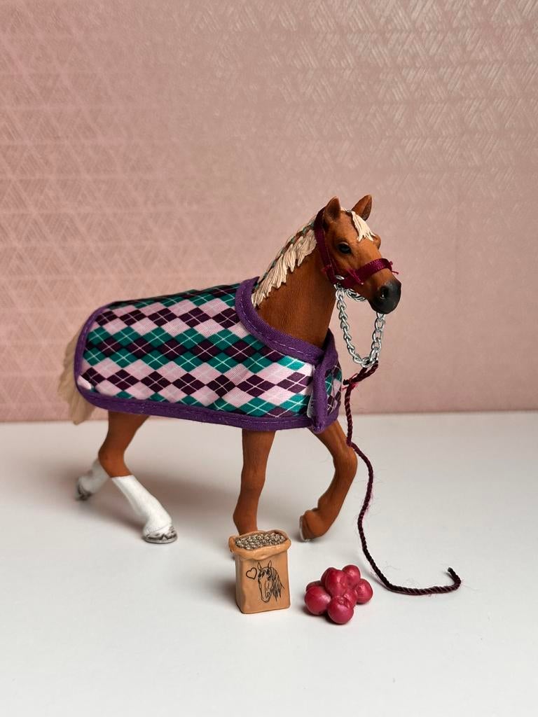 Schleich paard Engelse volbloed met deken, Ophalen of Verzenden, Zo goed als nieuw