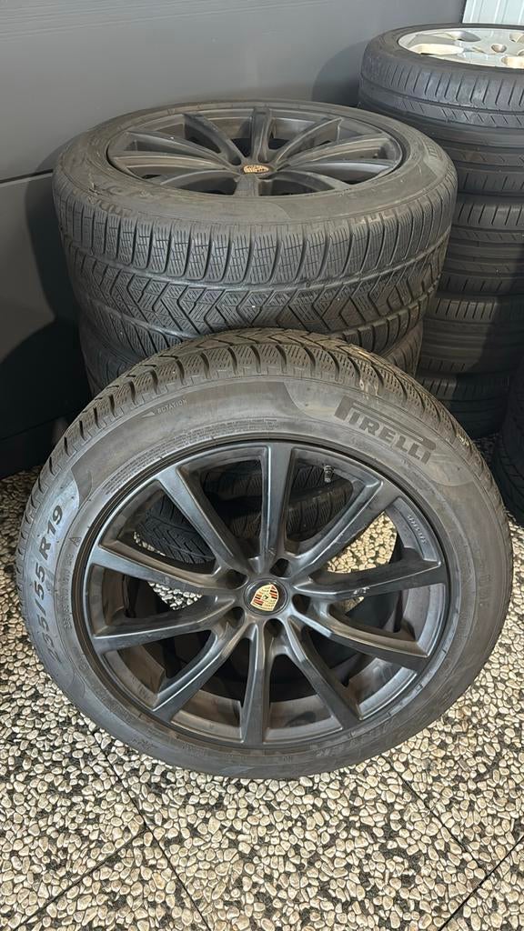 Porsche Macan 19 inch set met winterbanden Pirelli, Auto-onderdelen, Banden en Velgen, 19 inch, Gebruikt, Banden en Velgen, 235 mm