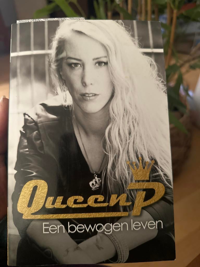 Queen P - Een bewogen leven, Ophalen of Verzenden, Zo goed als nieuw, Overige