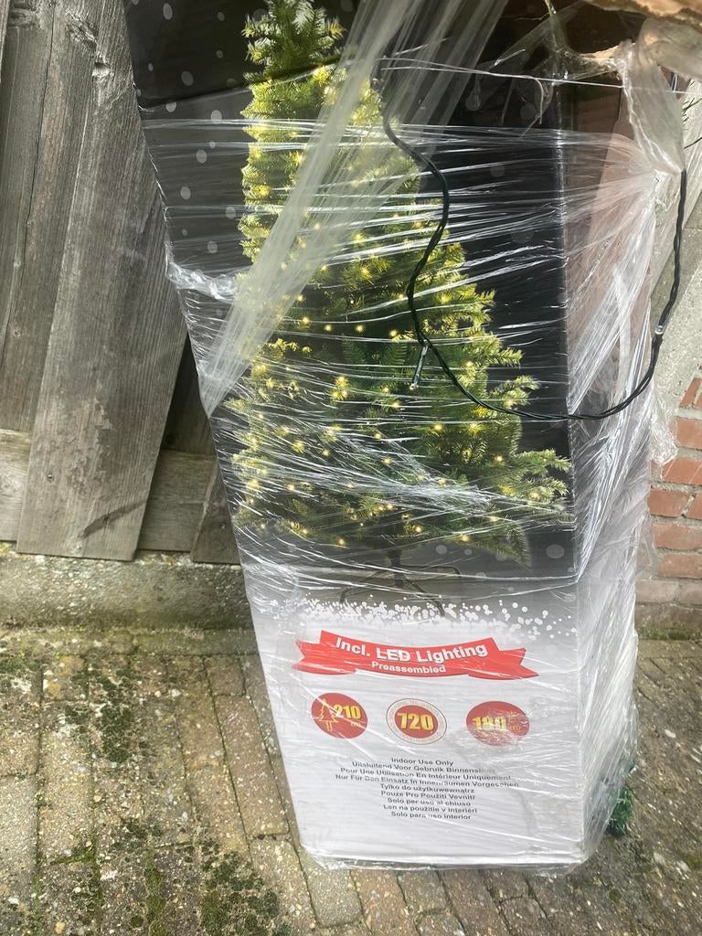 Kunstkerstboom 210 cm incl. LED-verlichting, Diversen, Kerst, Ophalen, Zo goed als nieuw