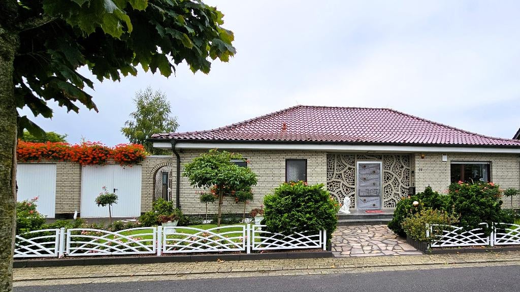 *Stijlvolle bungalow met terras en een paradijselijke tuin!*, Huizen en Kamers, Buitenland, 180 m², Dorp, Kevelaer-Twisteden, Woonhuis