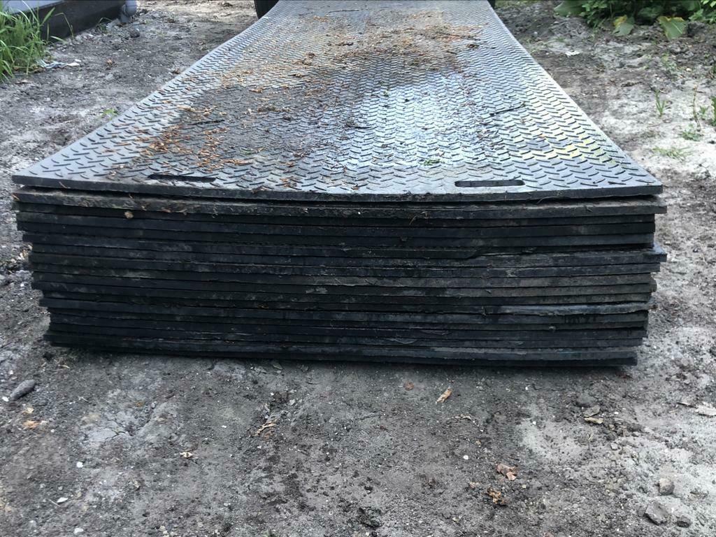 Kunststof Rijplaten €0,50 per m2; €1,50 per plaat per week.