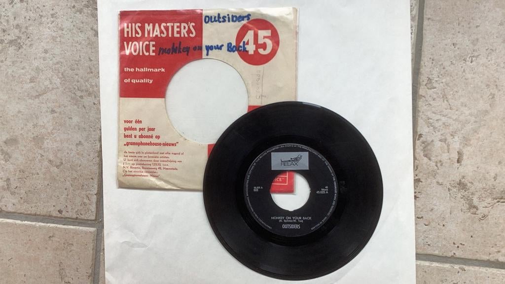 Single Outsiders: Monkey on your back, Gebruikt, 7 inch, Single, Ophalen of Verzenden