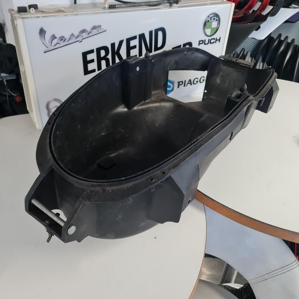 Aprilia gulliver buddybak zadelbak, Fietsen en Brommers, Brommeronderdelen | Scooters, Aprilia, Italie, Gebruikt, Aprilia
