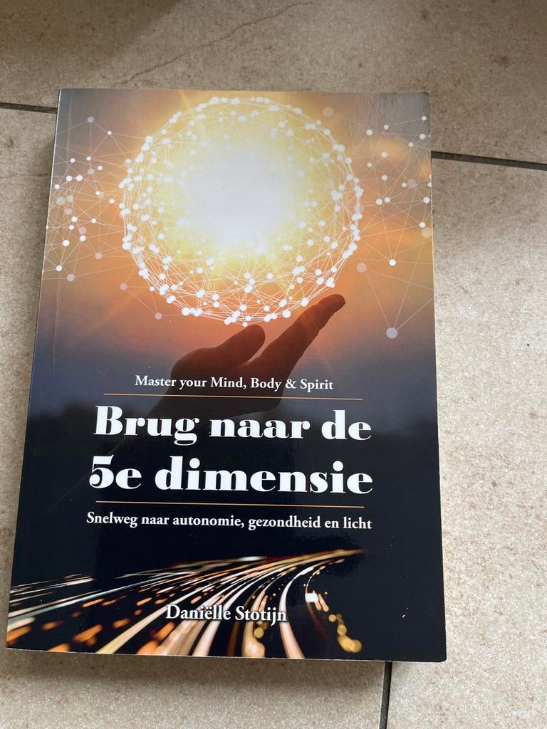 Brug naar de 5e Dimensie - Danielle Stotijn, Boeken, Ophalen of Verzenden, Zo goed als nieuw, Spiritualiteit algemeen, Achtergrond en Informatie