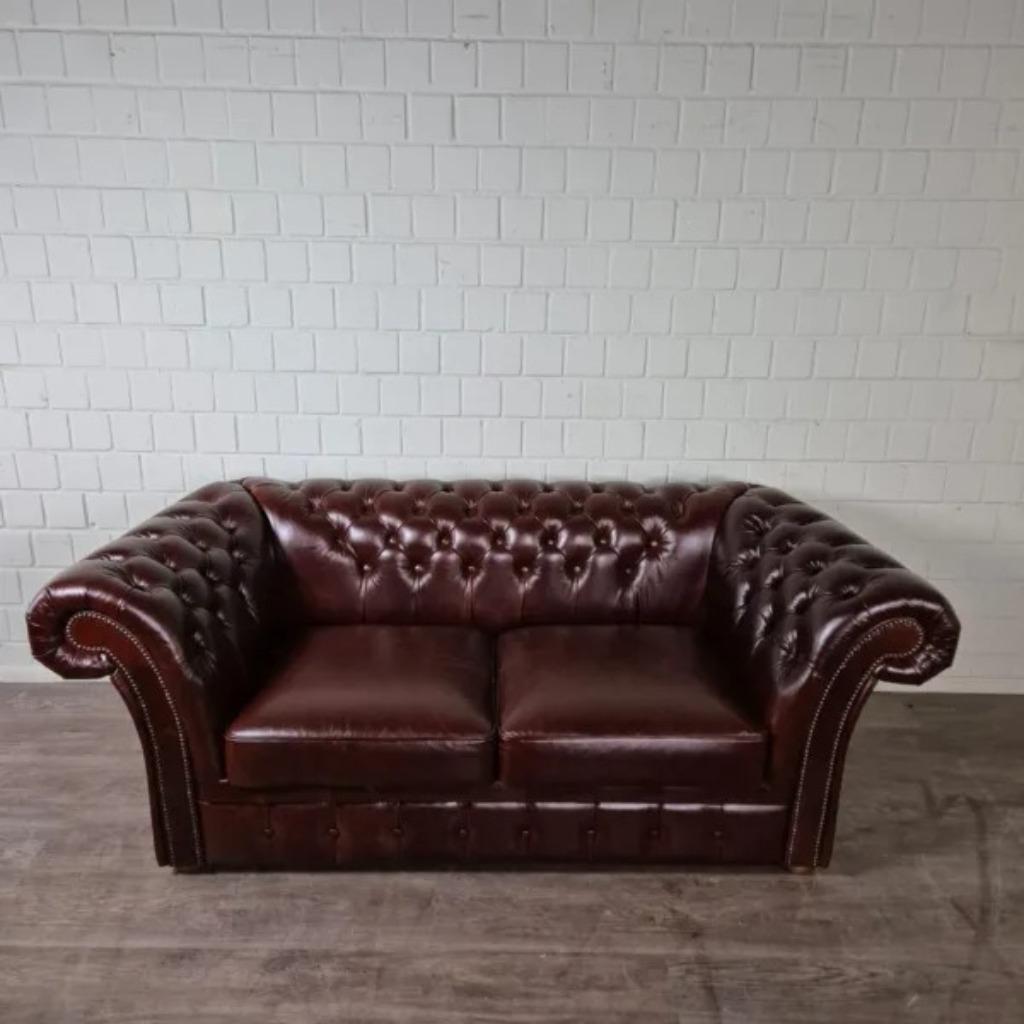 24657 Bank Rundleder Donkerrood-Bruin 2-Zitter, Huis en Inrichting, Banken | Bankstellen, Ophalen, 150 tot 200 cm, Chesterfield