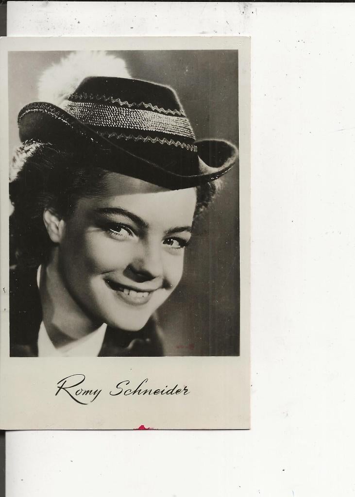 Romy Schneider Ondeugend lachend Takken, Verzamelen, Ansichtkaarten | Themakaarten, Ophalen of Verzenden, 1940 tot 1960, Ongelopen