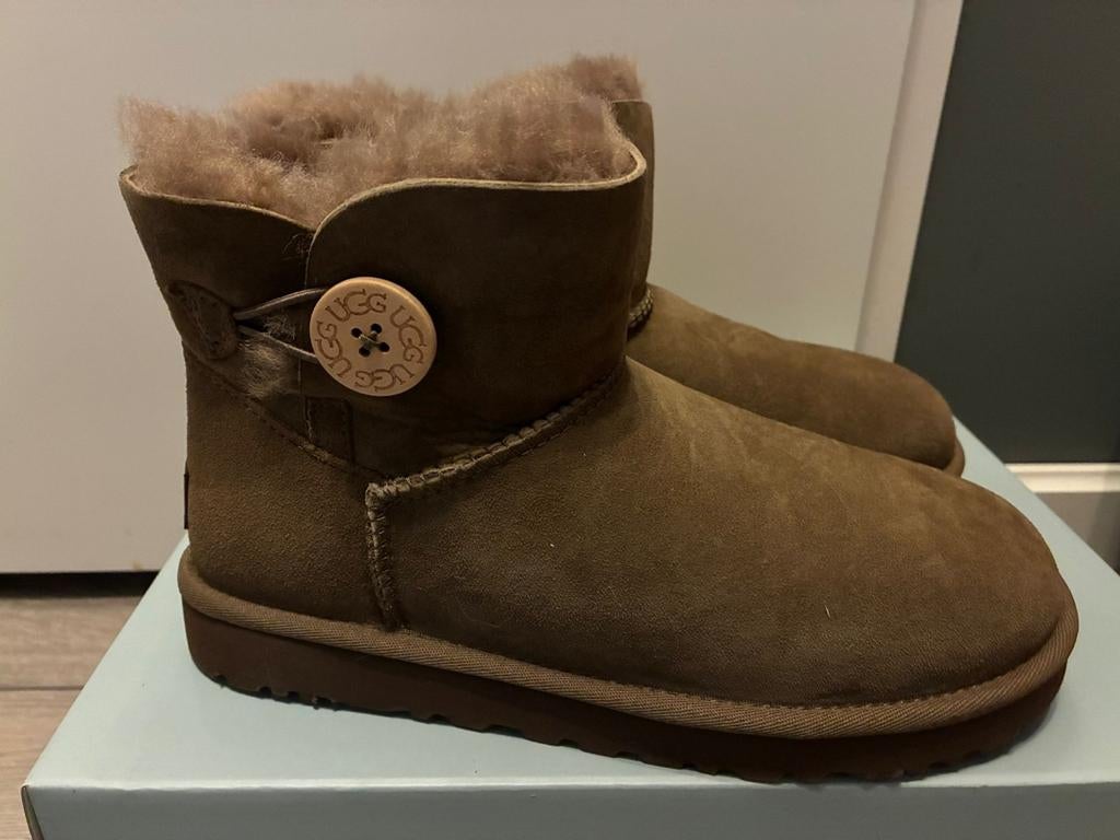 Nieuwe UGG Mini Bailey Button II Bruin - Maat 39, Ophalen, UGG, Bruin, Lage of Enkellaarzen